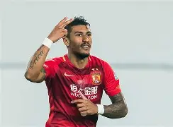 广州恒大队员在比赛中表现出色,领先对手是谁